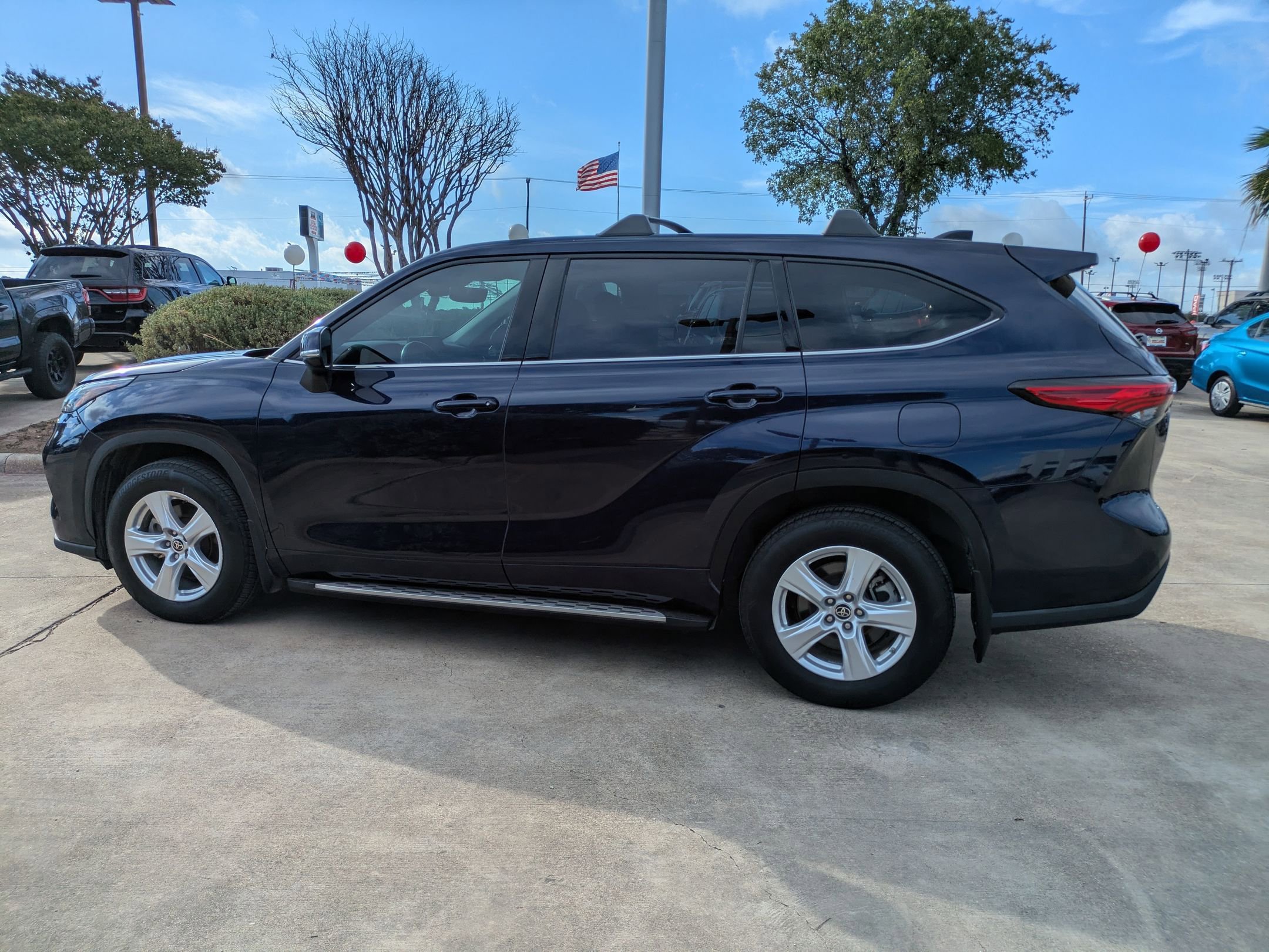 2022 Toyota Highlander LE photo 2