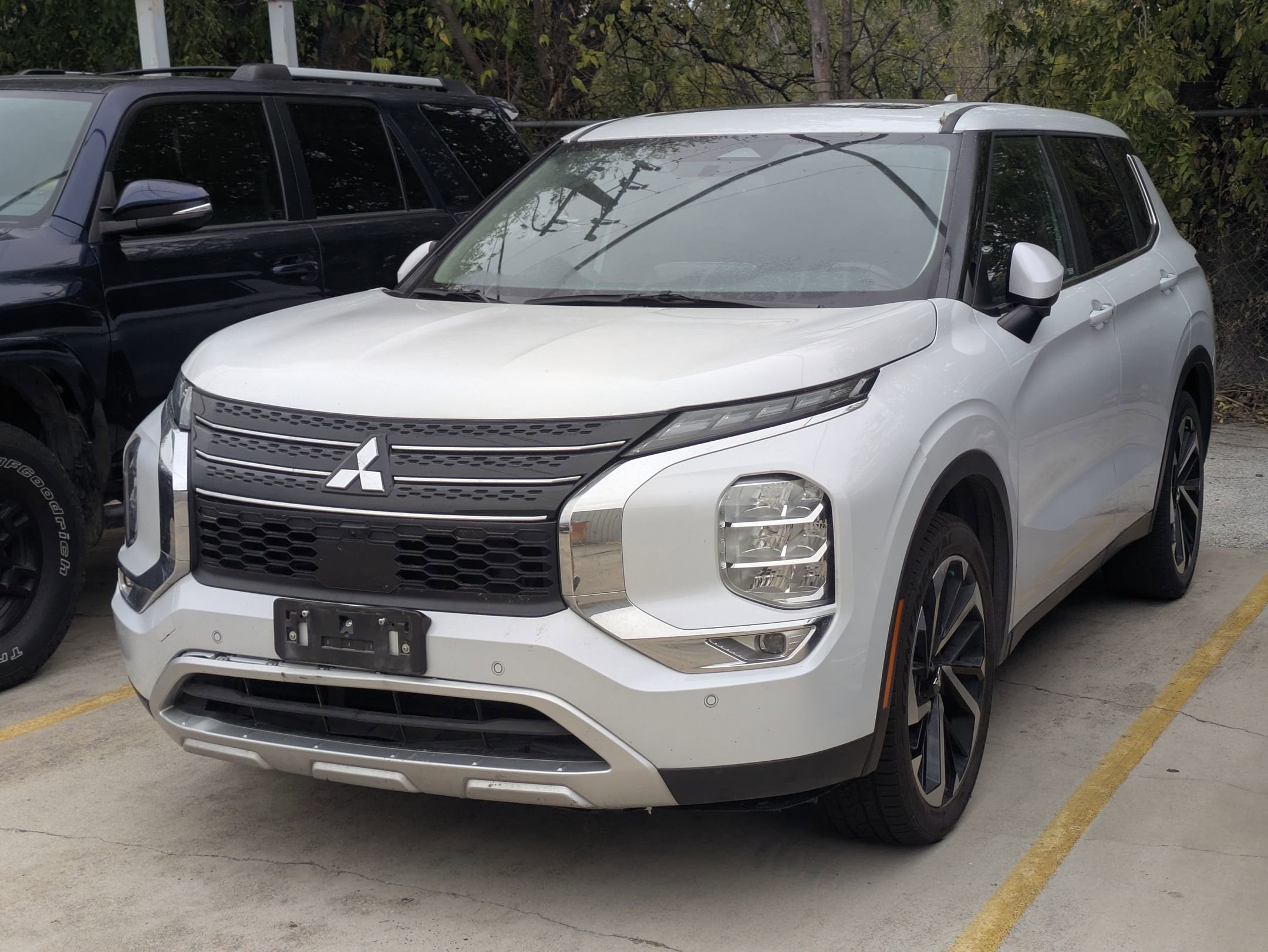 2023 Mitsubishi Outlander SE's photo