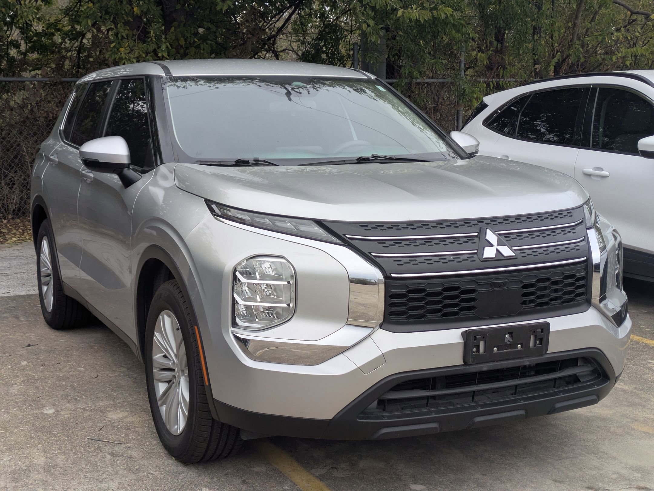 2024 Mitsubishi Outlander ES photo 3