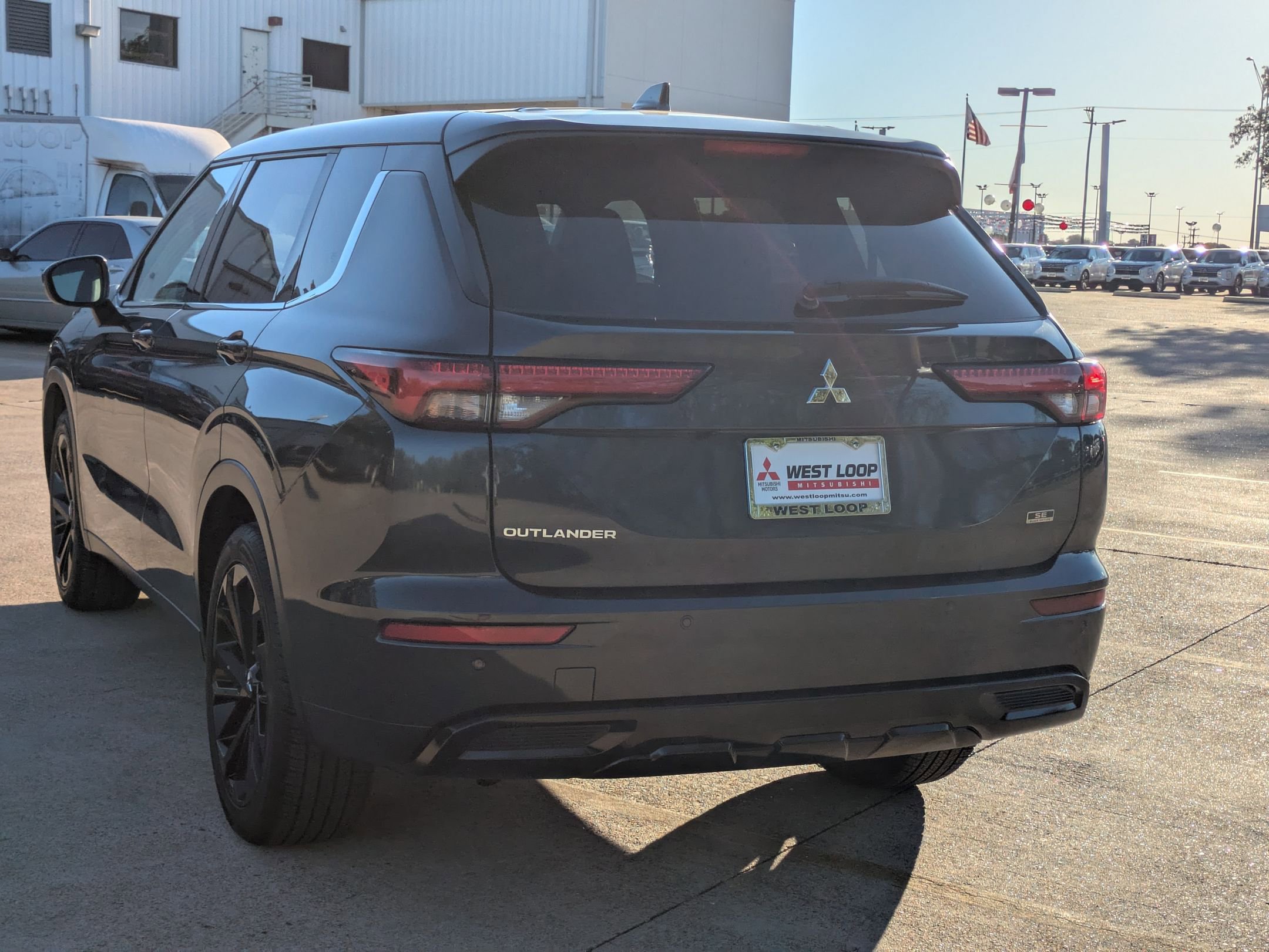 2024 Mitsubishi Outlander SE Black Edition photo 3