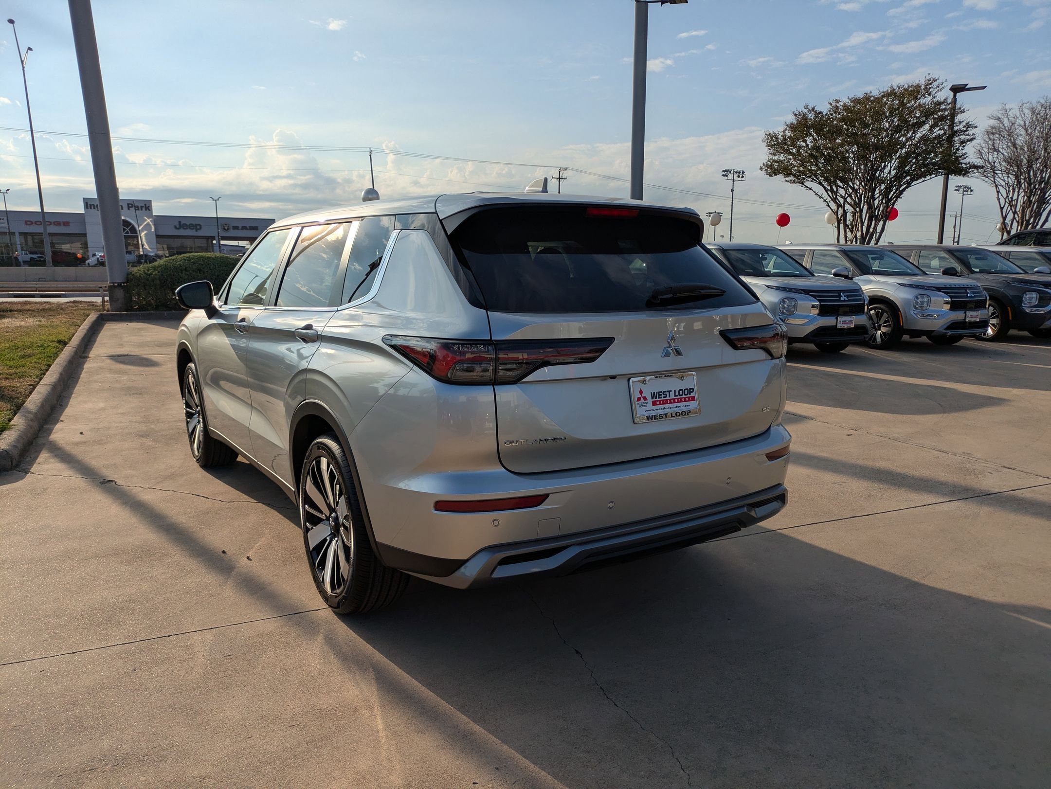 2025 Mitsubishi Outlander SE photo 2