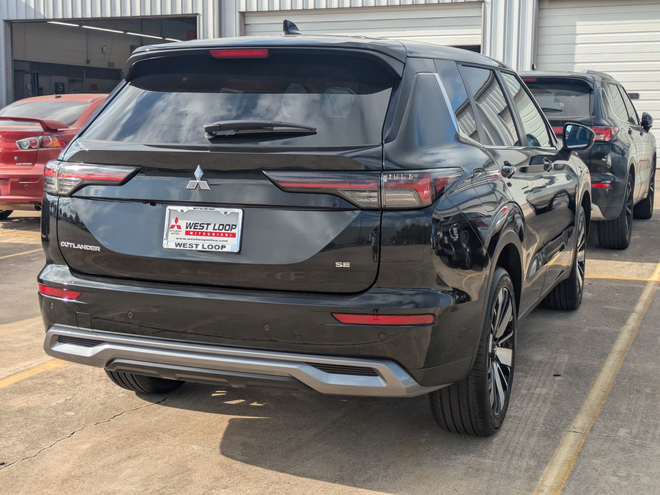 2025 Mitsubishi Outlander SE photo 2