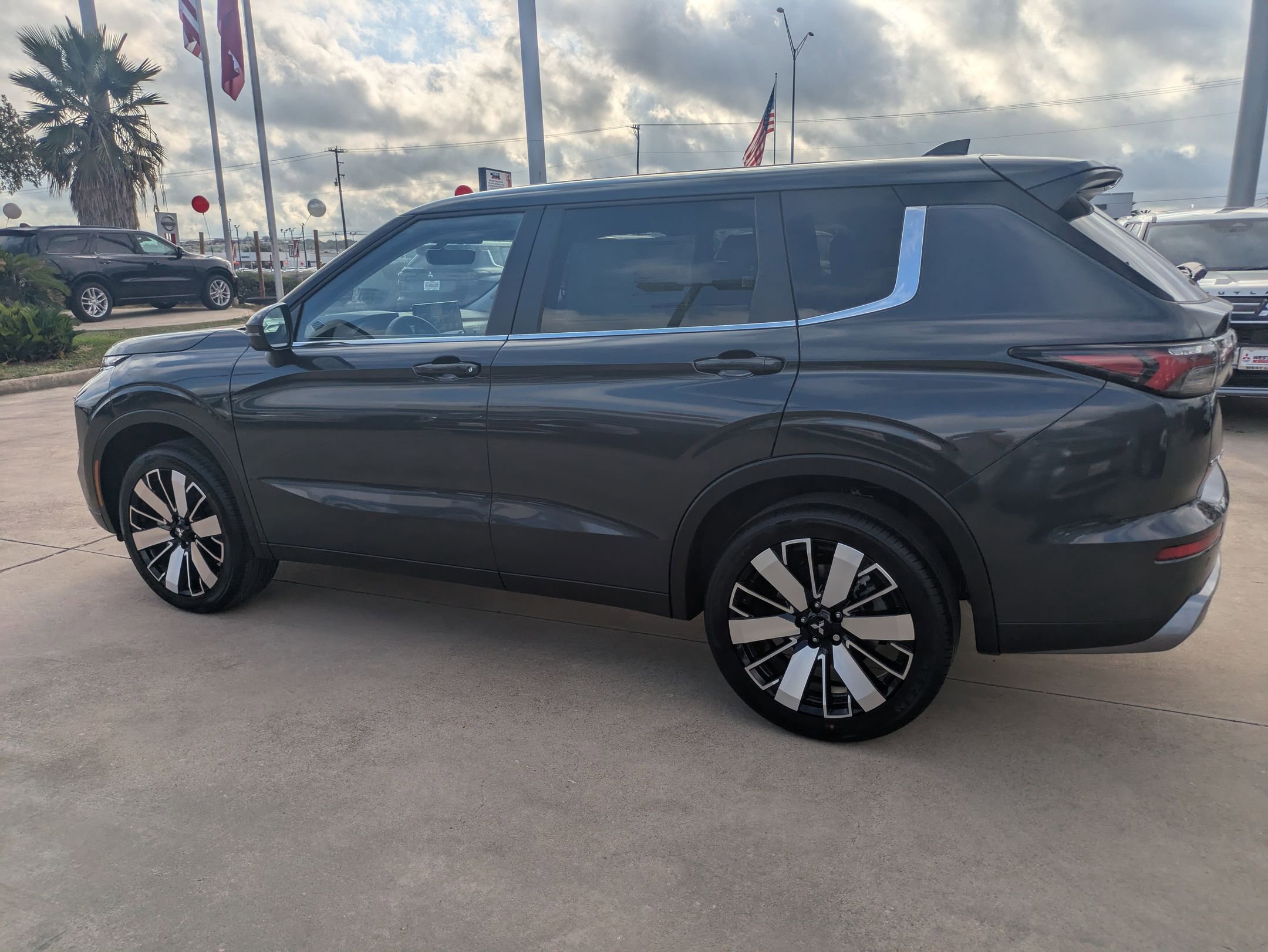 2025 Mitsubishi Outlander SE photo 2