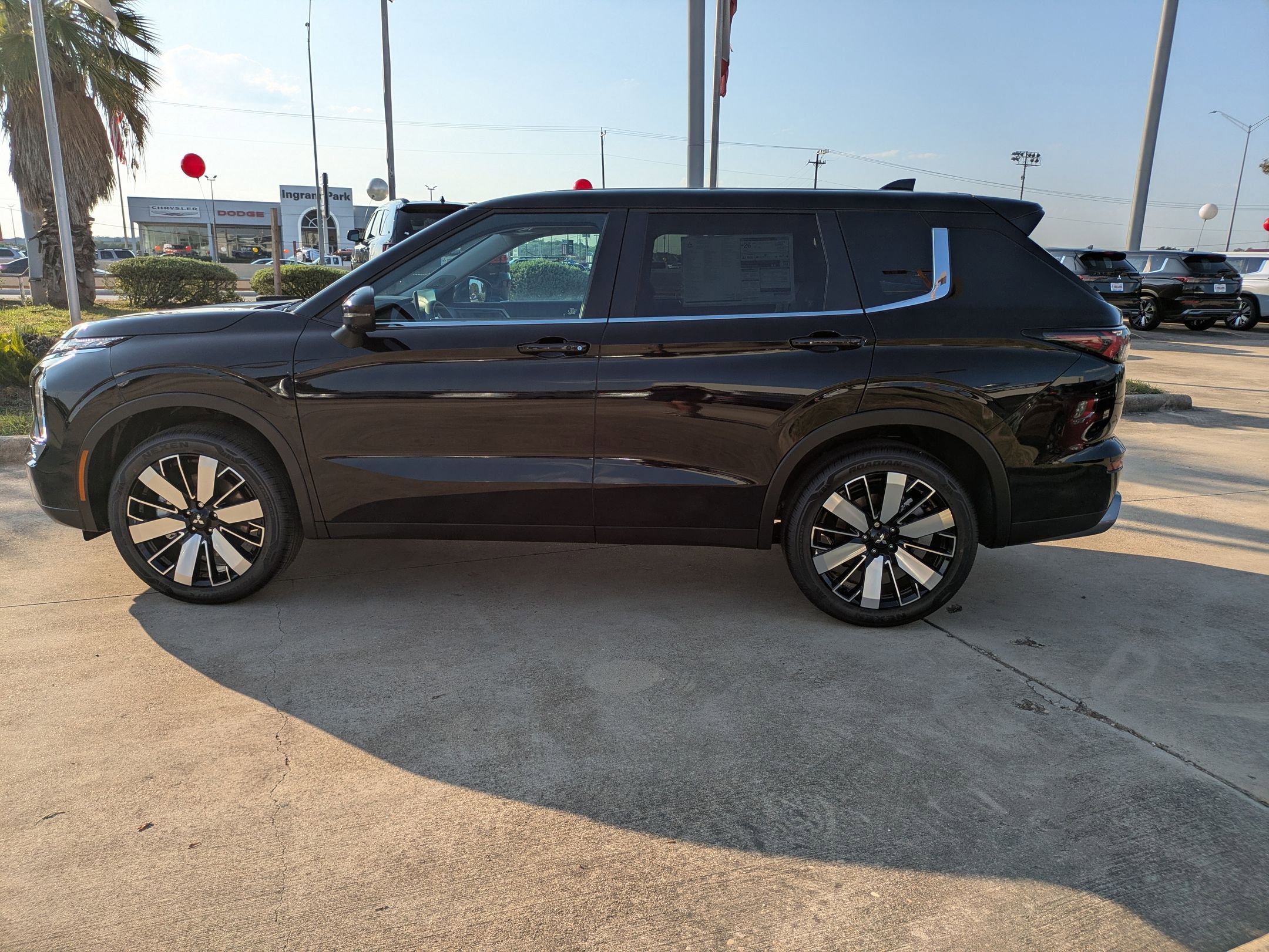 2025 Mitsubishi Outlander SE photo 2