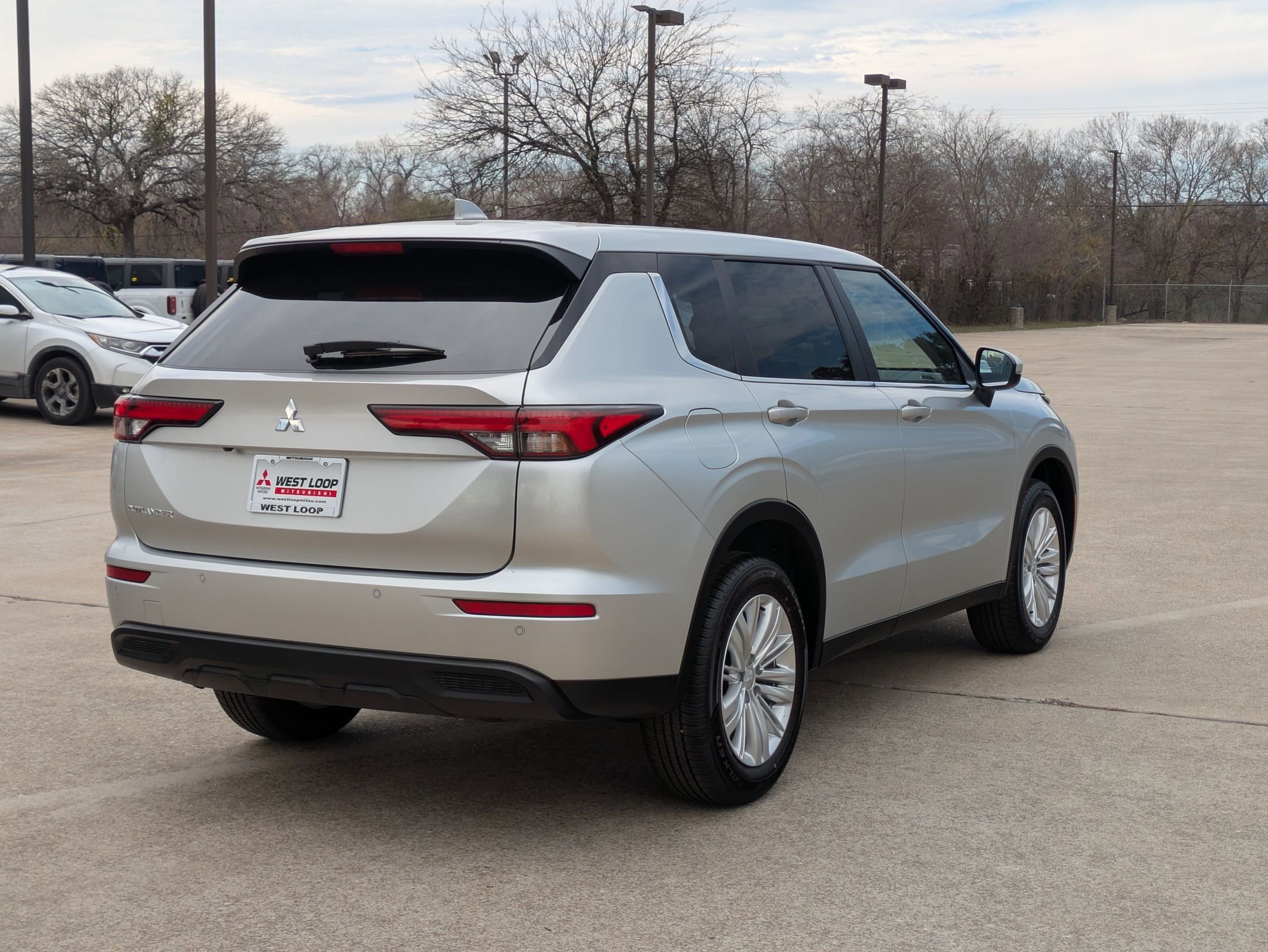 2024 Mitsubishi Outlander ES photo 3