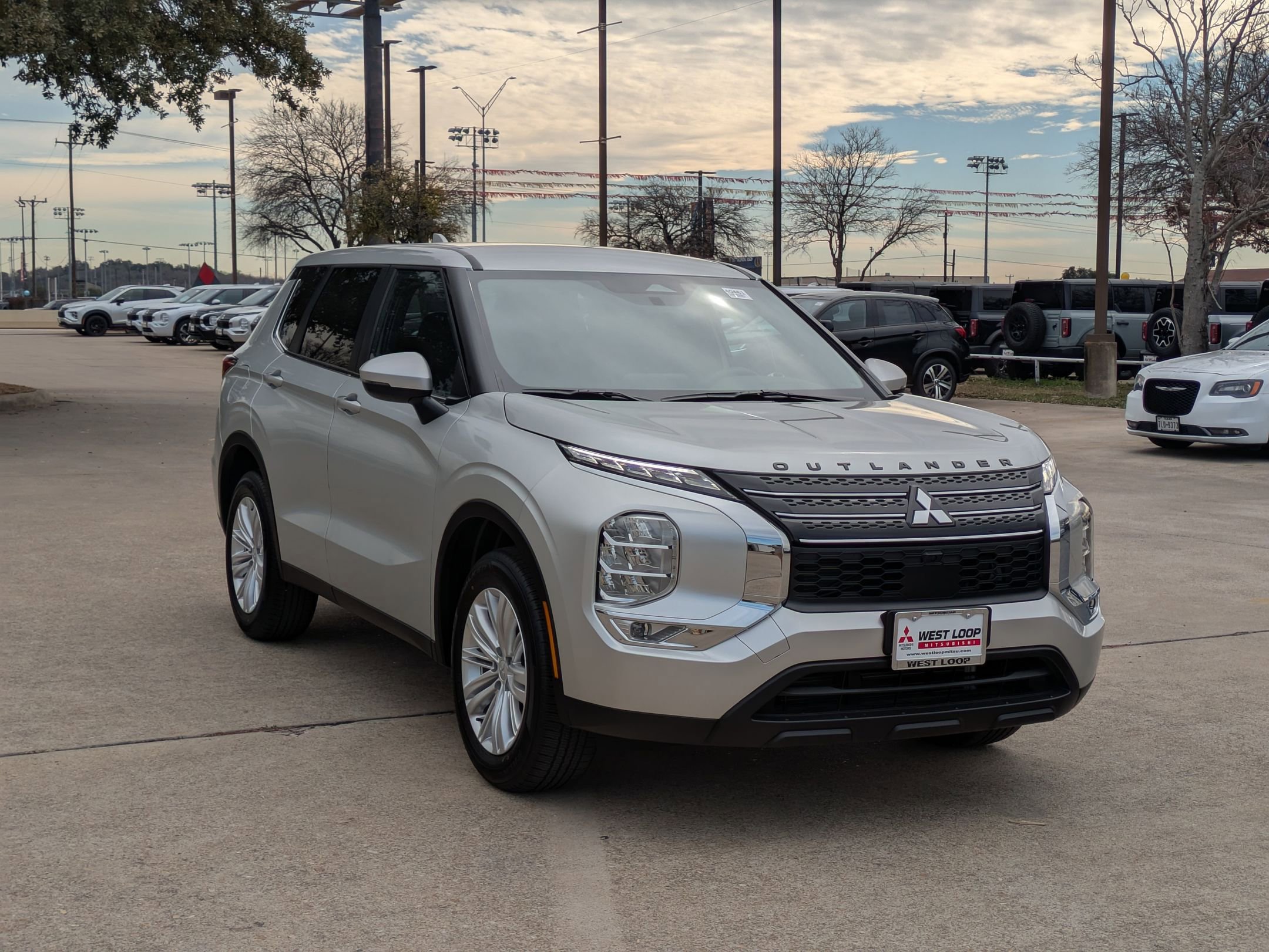 2024 Mitsubishi Outlander ES photo 4