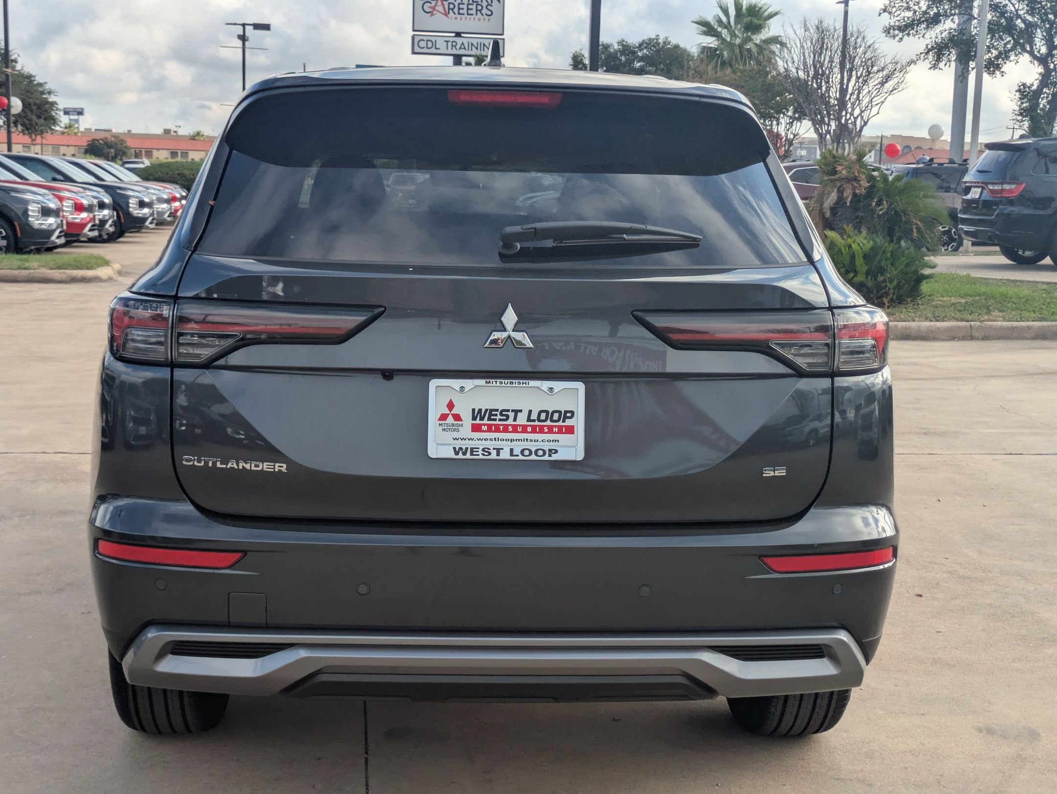 2025 Mitsubishi Outlander SE photo 4