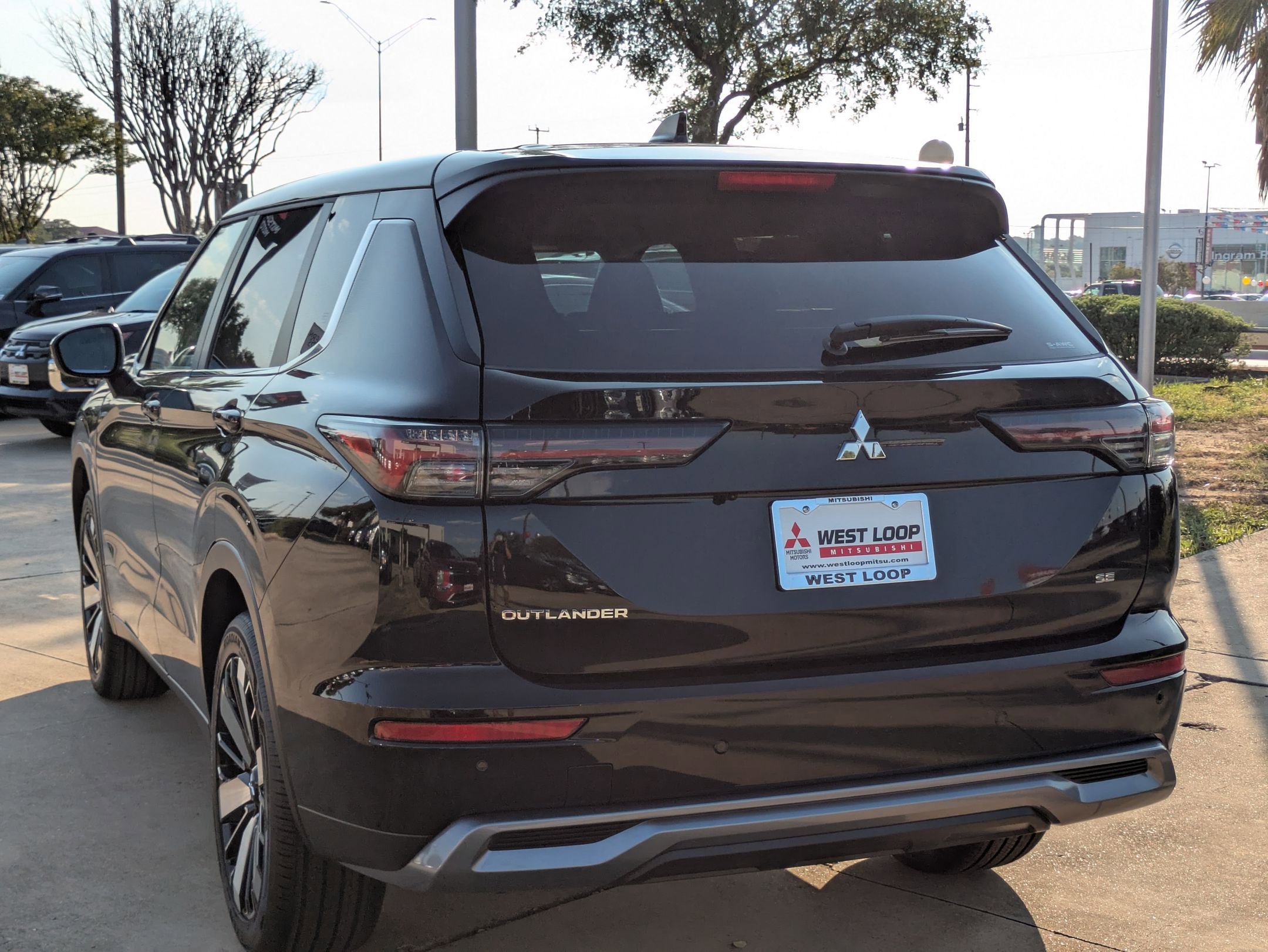 2025 Mitsubishi Outlander SE photo 3