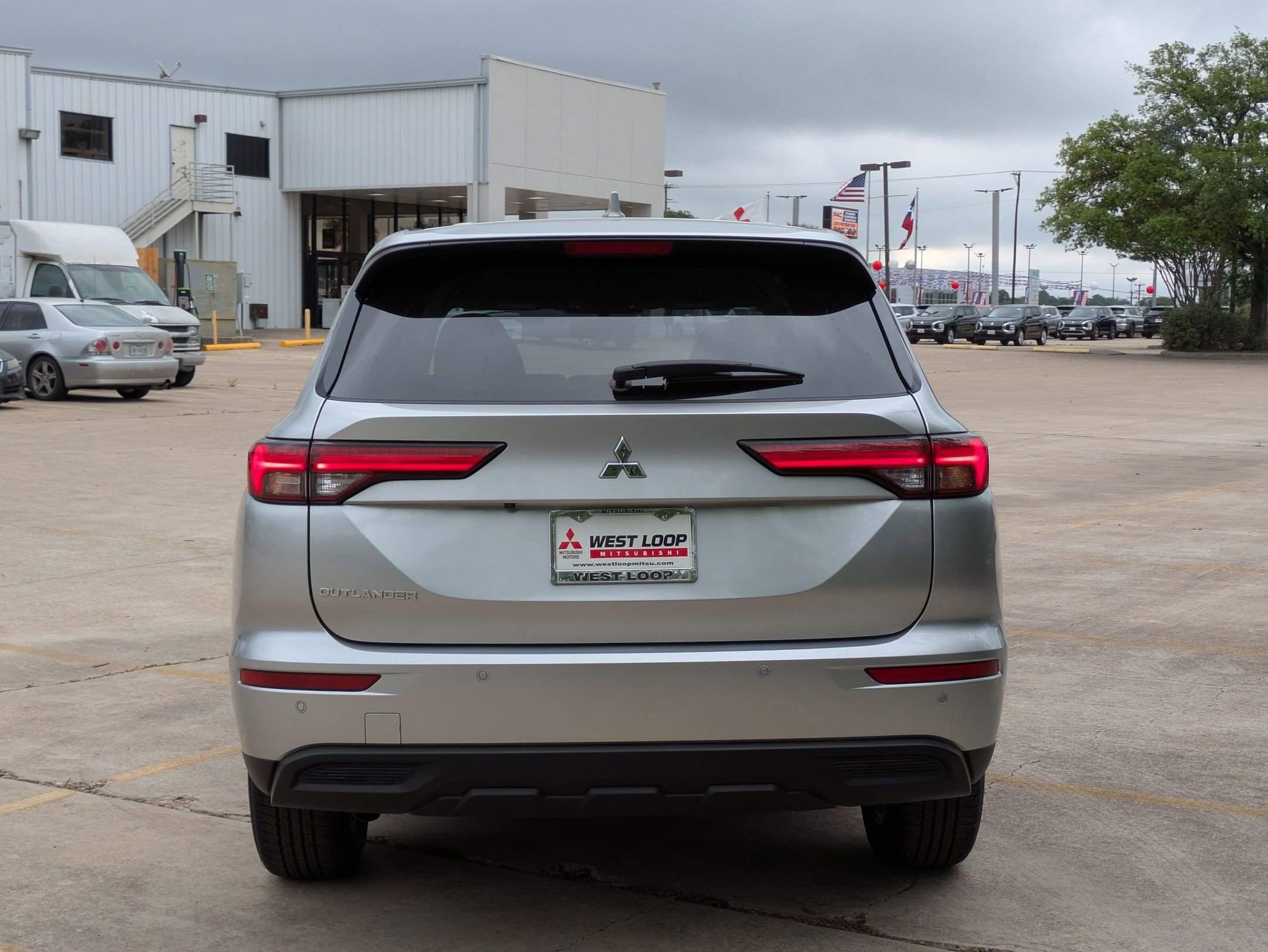 2024 Mitsubishi Outlander ES photo 4