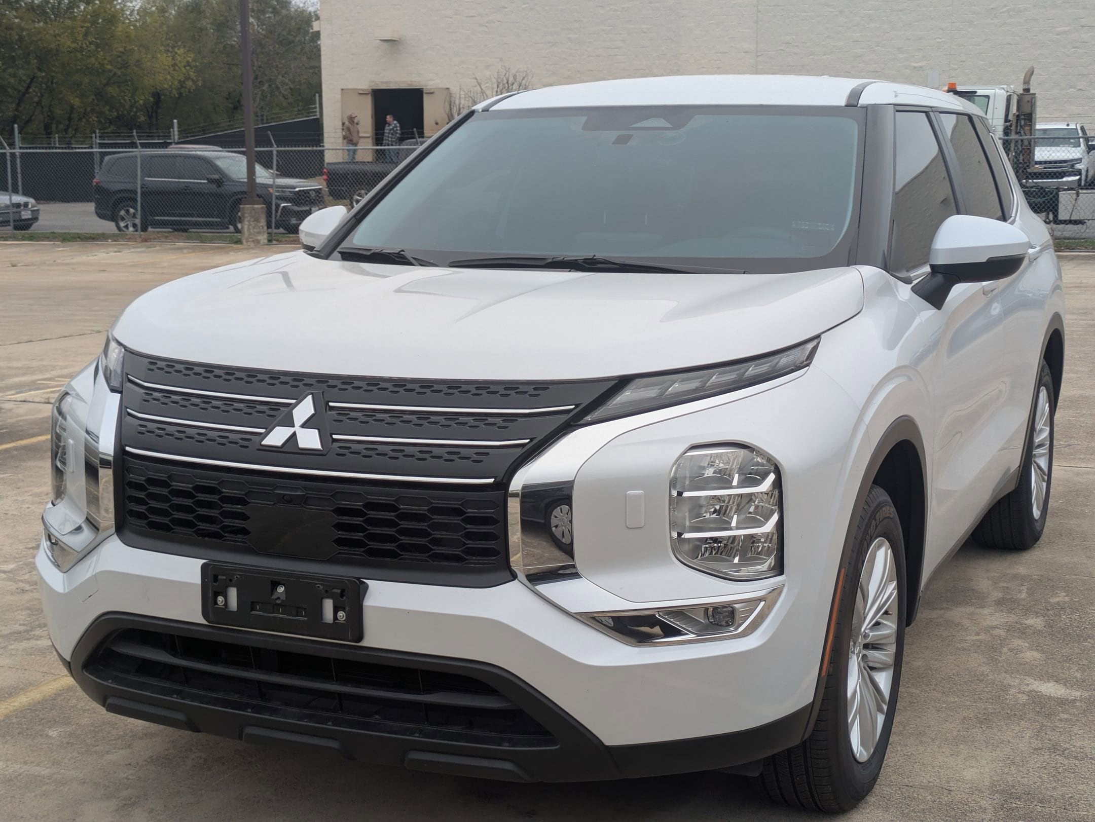 2024 Mitsubishi Outlander ES's photo