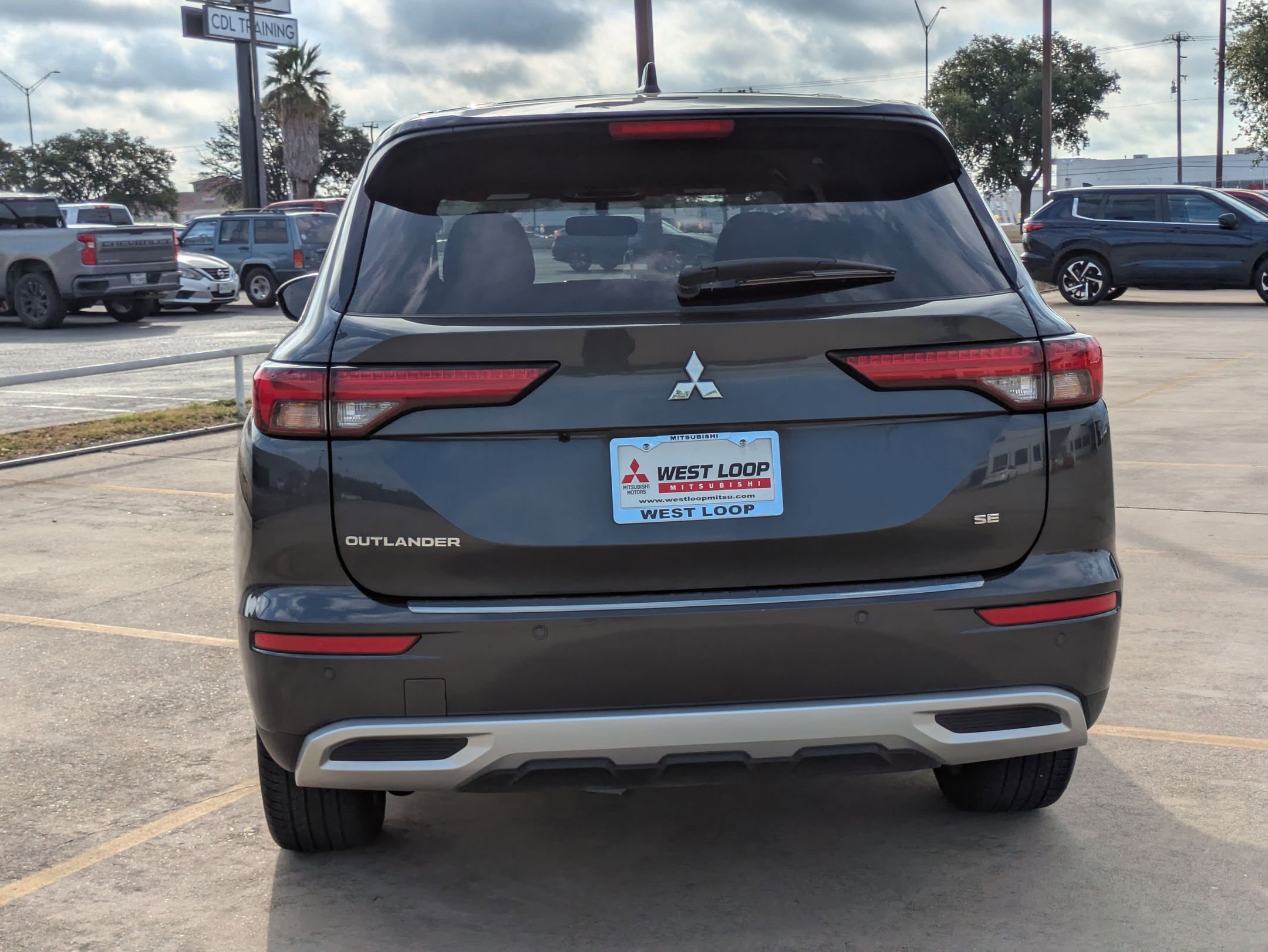 2024 Mitsubishi Outlander SE photo 3