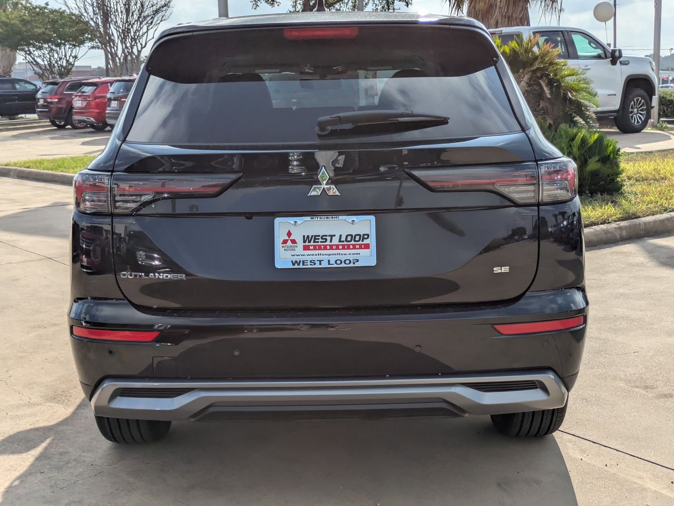 2025 Mitsubishi Outlander SE photo 3