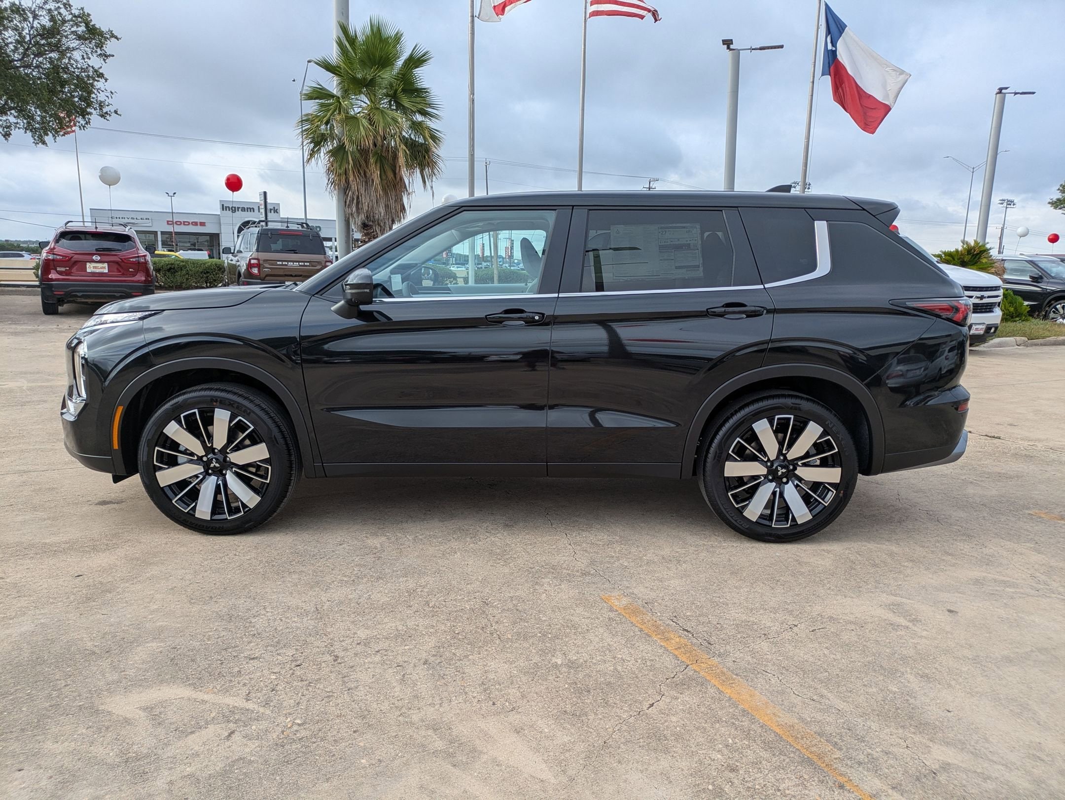 2025 Mitsubishi Outlander SE - Photo 2