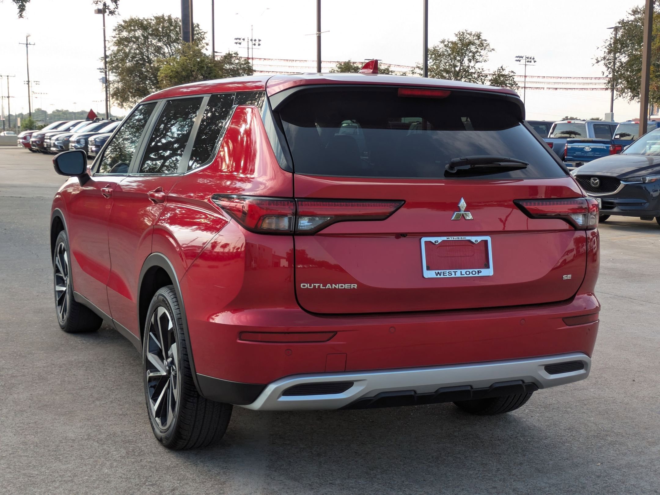 2022 Mitsubishi Outlander SE photo 2