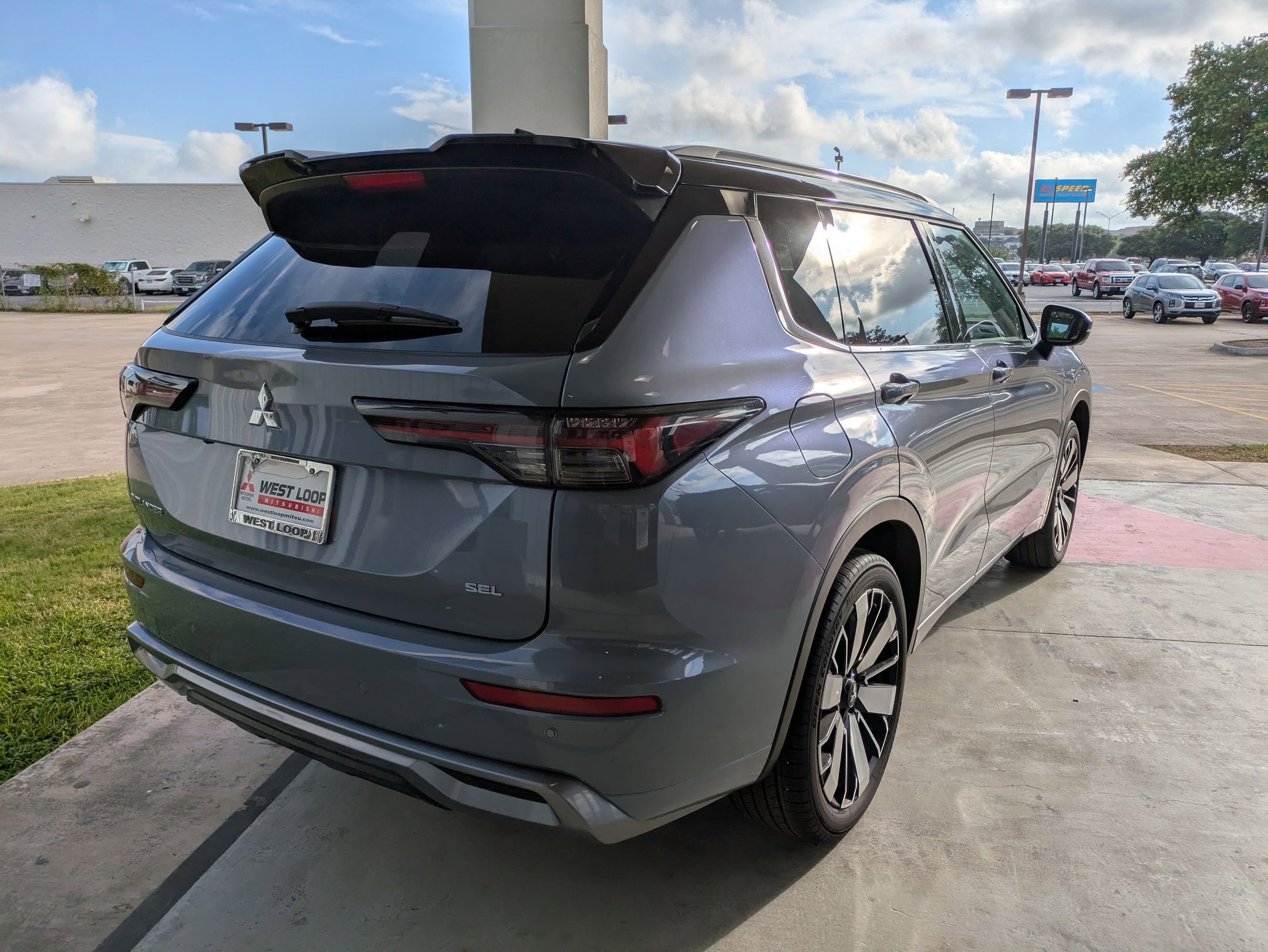 2025 Mitsubishi Outlander SEL photo 3