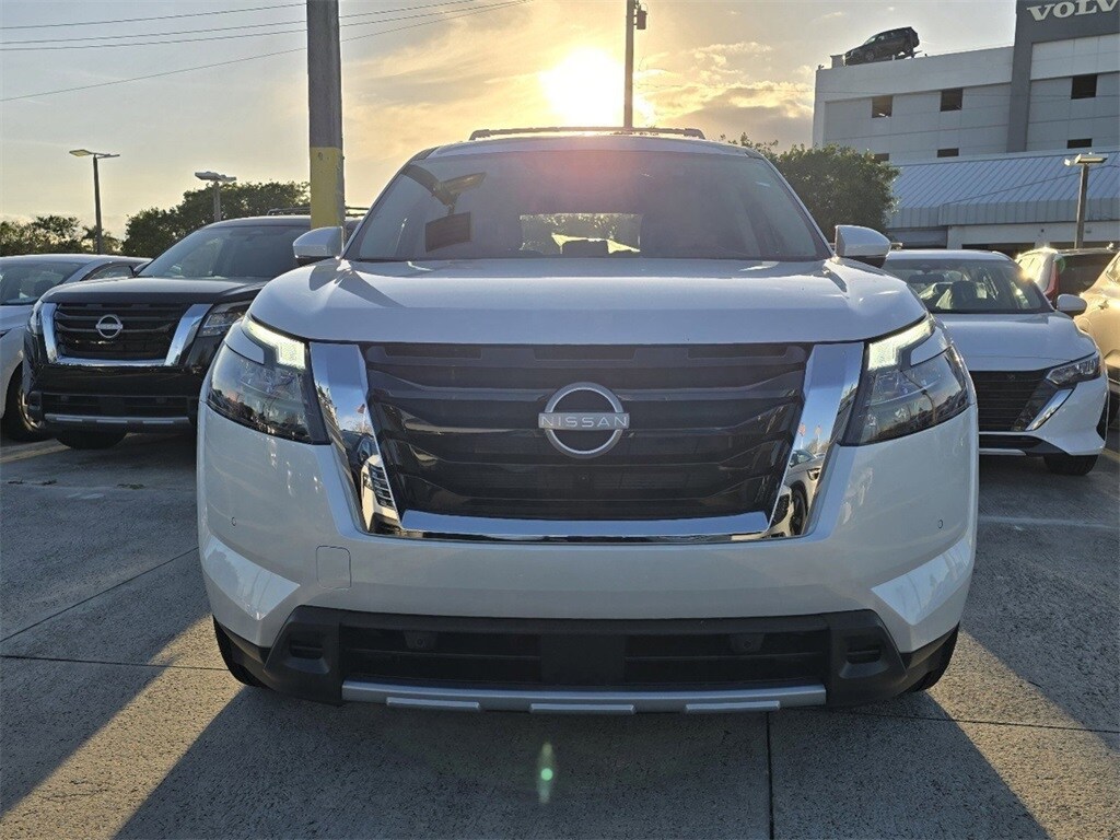 2025 Nissan Pathfinder SL photo 2
