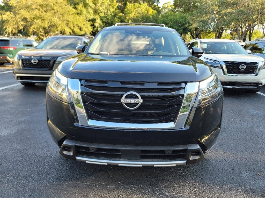 2025 Nissan Pathfinder SL photo 2