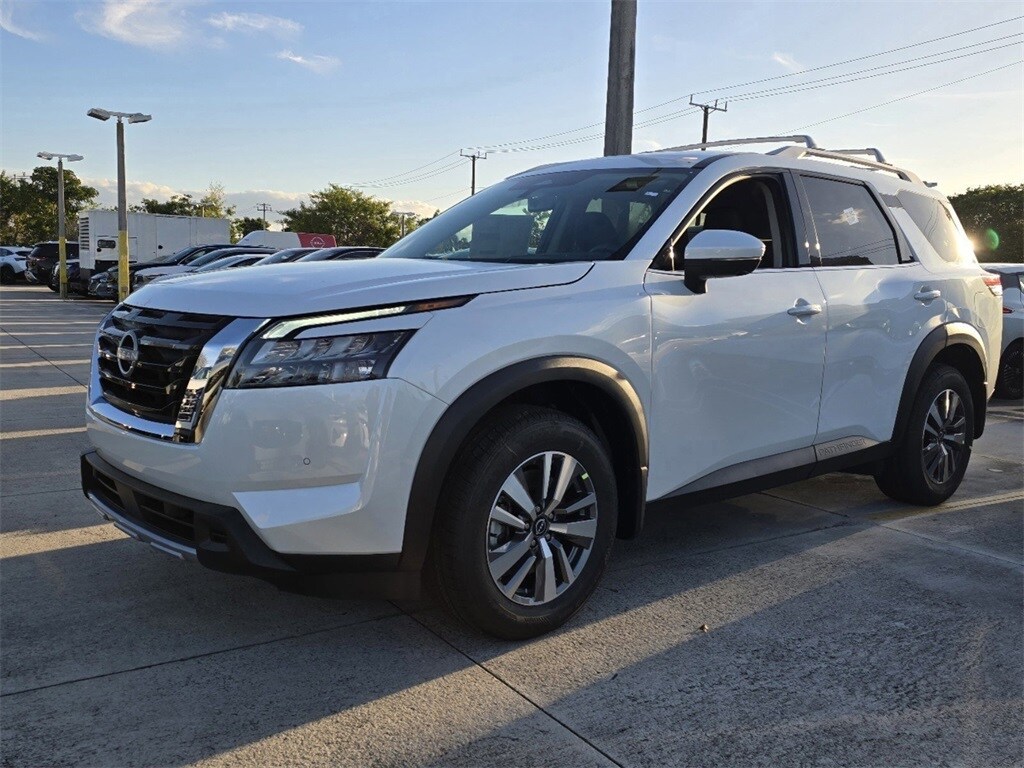 2025 Nissan Pathfinder SL photo 3