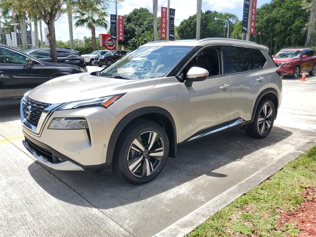 2022 Nissan Rogue Platinum photo 2