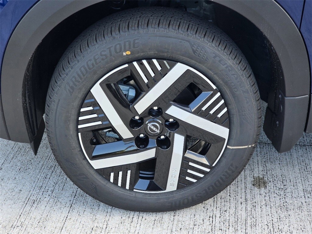 2025 Nissan Kicks SV photo 4