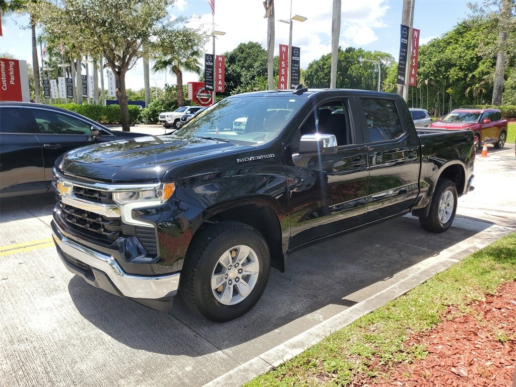 2025 Chevrolet Silverado 1500 photo 2