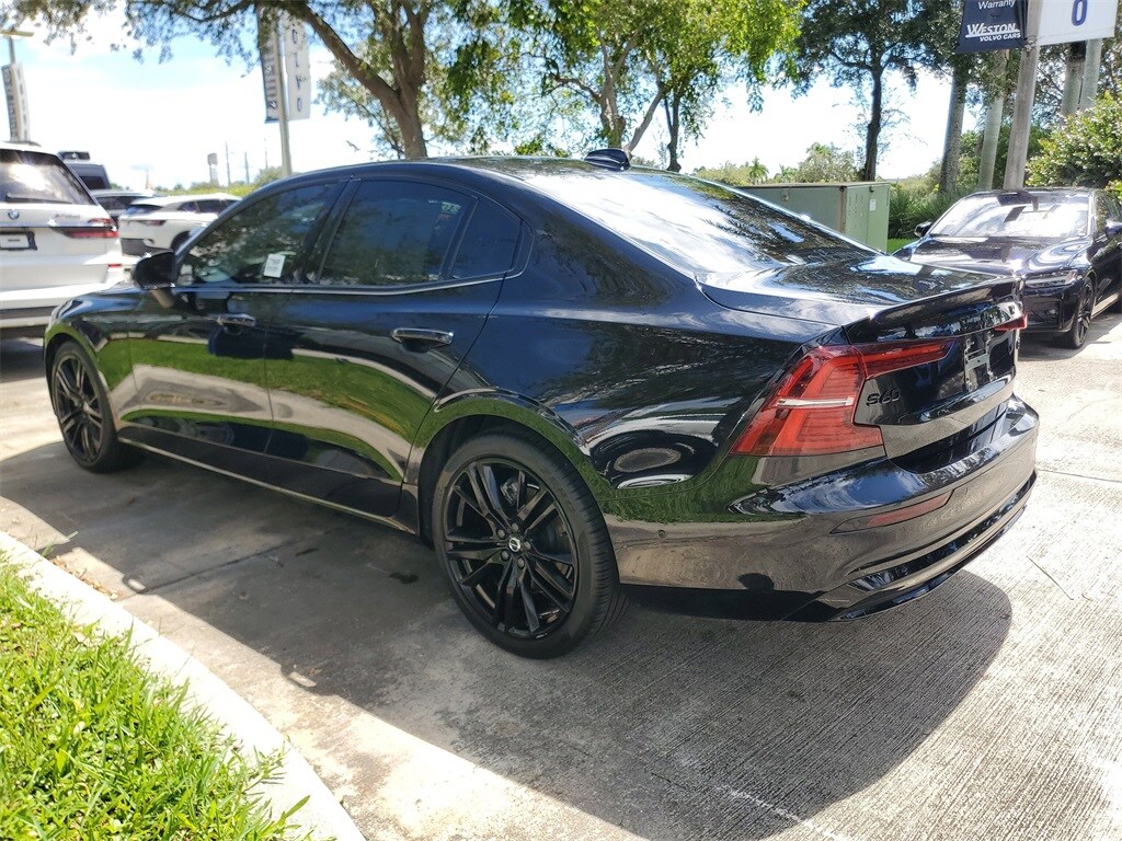 2024 Volvo S60 B5 Plus Black Edition photo 4