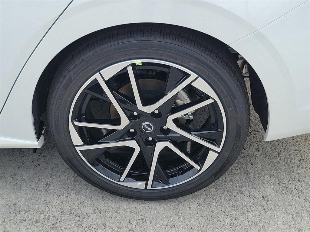 2025 Nissan Sentra SR photo 4