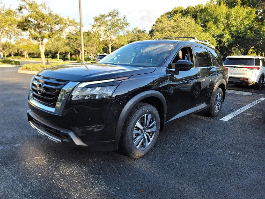 2025 Nissan Pathfinder SL photo 3