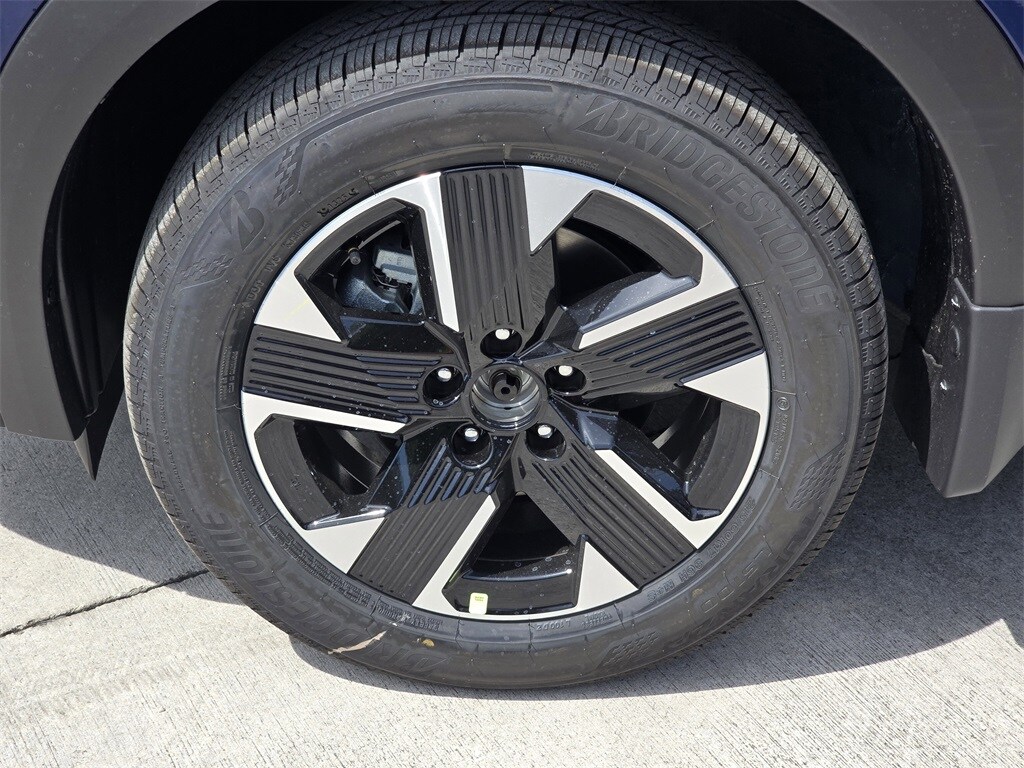 2025 Nissan Kicks SV photo 3