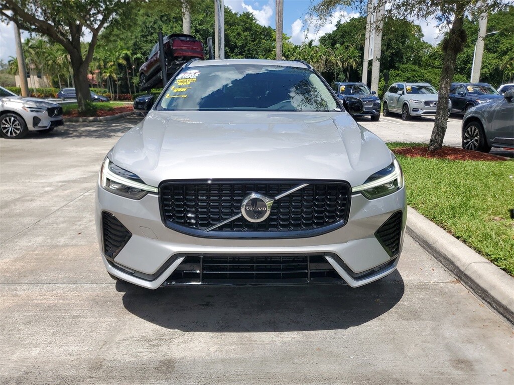 2025 Volvo XC60 B5 Plus photo 2