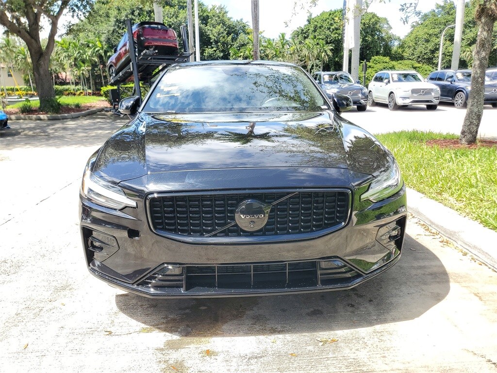 2024 Volvo S60 B5 Plus Black Edition photo 2