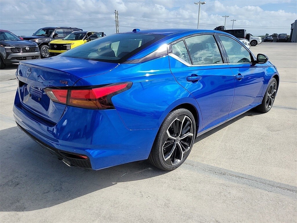 2025 Nissan Altima SR photo 4