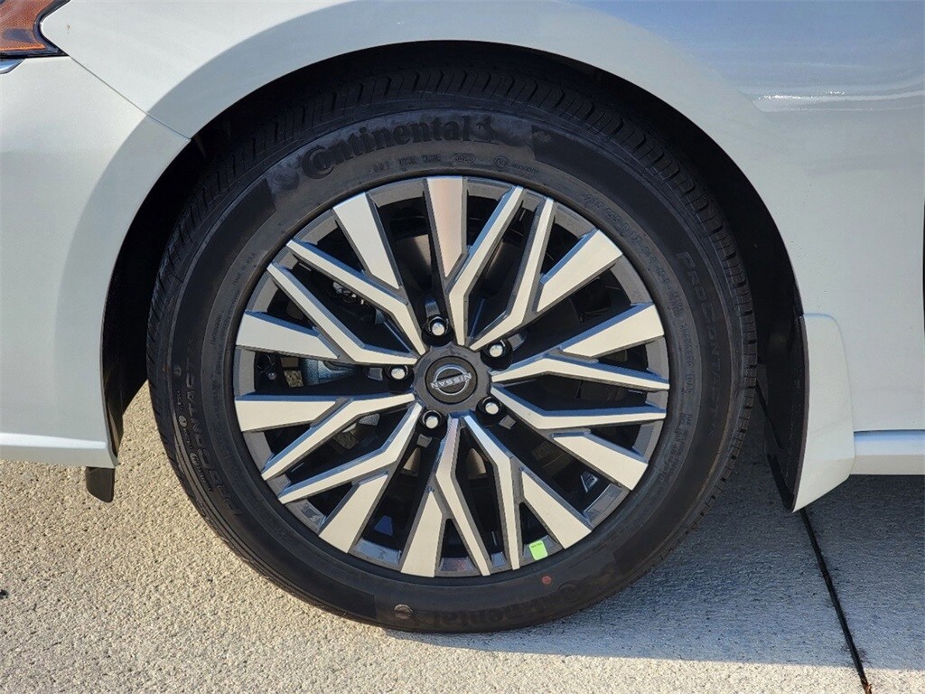 2025 Nissan Altima SV photo 4