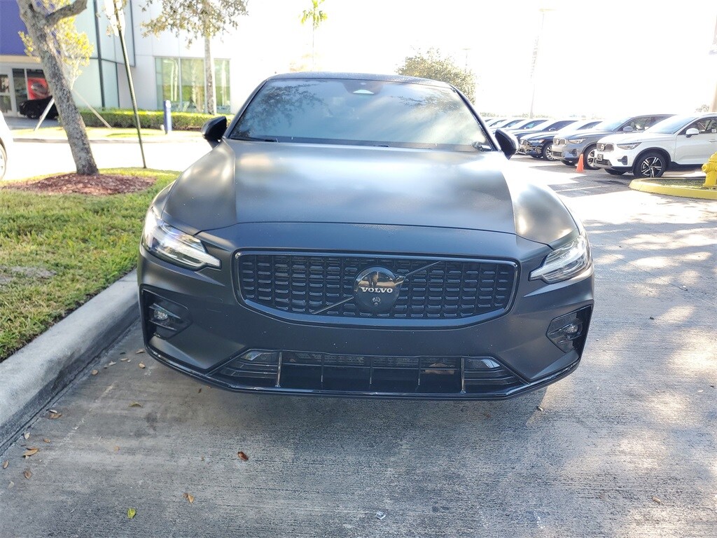 2024 Volvo S60 B5 Plus Black Edition photo 2