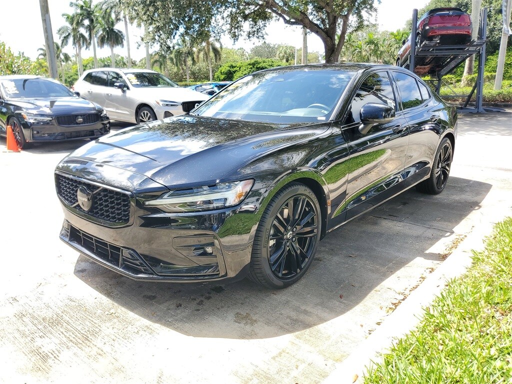 2024 Volvo S60 B5 Plus Black Edition photo 3