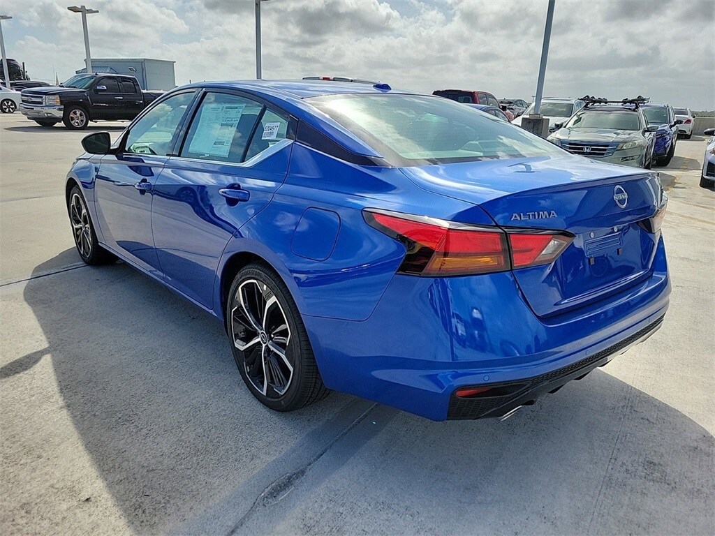2025 Nissan Altima SR photo 3