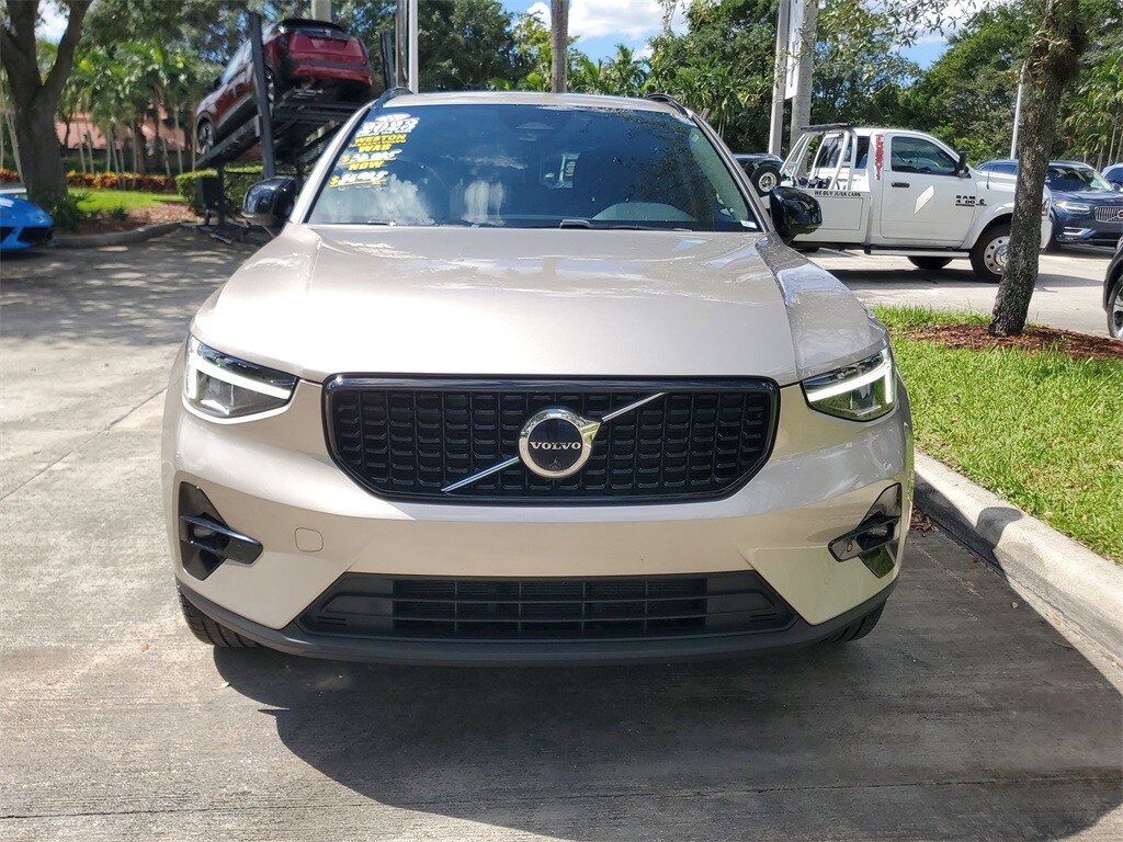 2023 Volvo XC40 AWD Ultimate photo 2