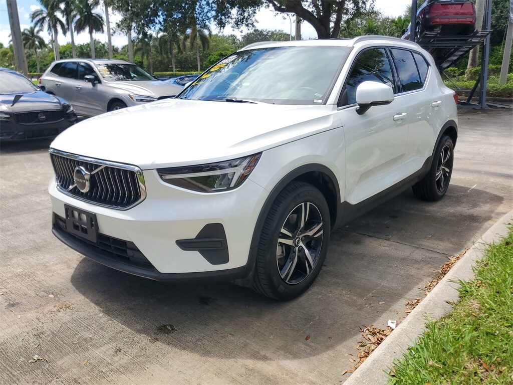2025 Volvo XC40 Core photo 2