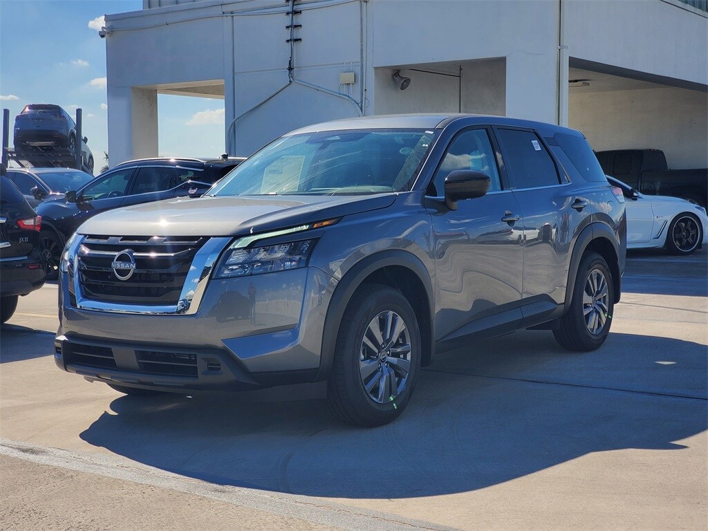 2025 Nissan Pathfinder S photo 2