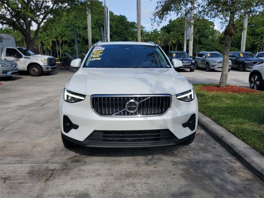 2023 Volvo XC40 Plus photo 2