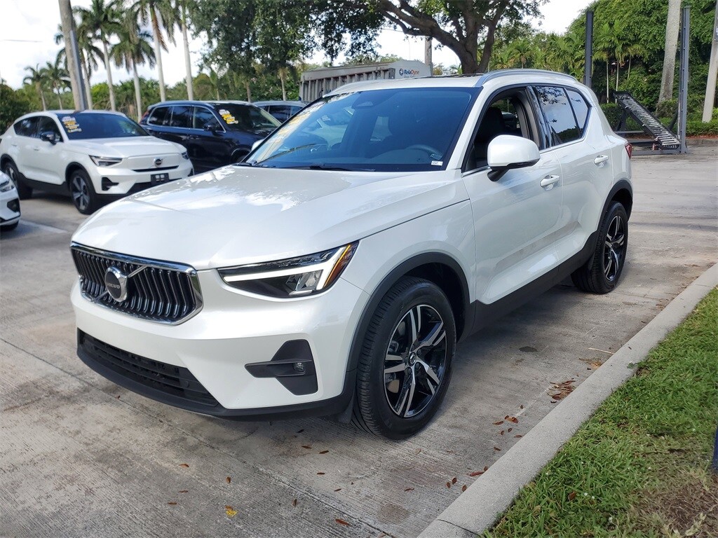 2023 Volvo XC40 Plus photo 3