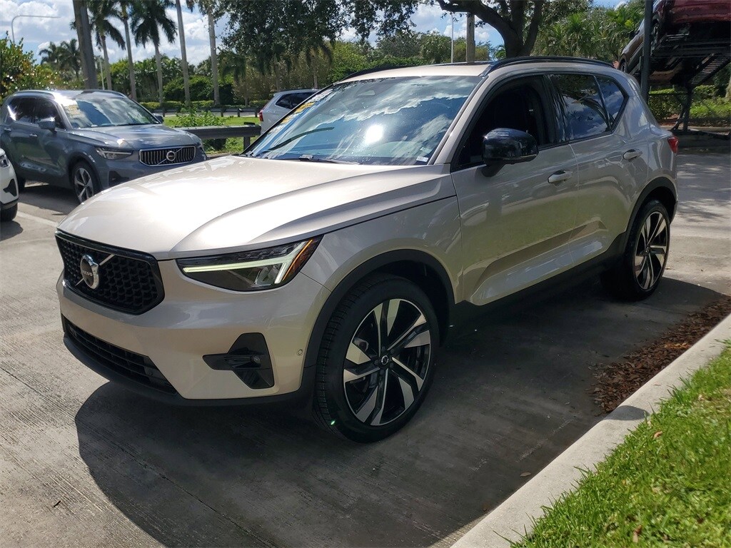 2023 Volvo XC40 AWD Ultimate photo 3