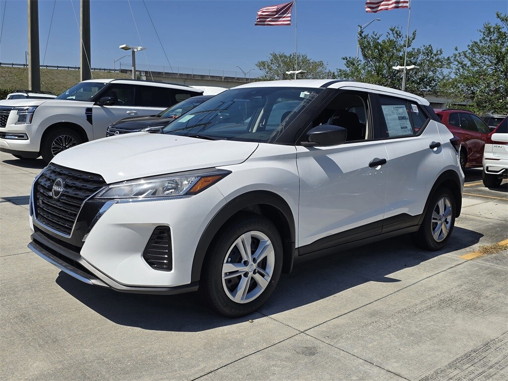 2025 Nissan Kicks Play S photo 3