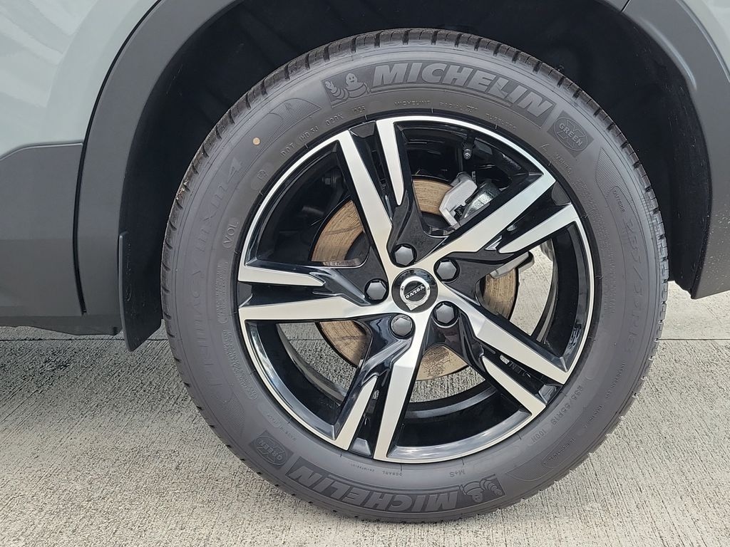 New 2026 Volvo XC40 B4 Core SUV