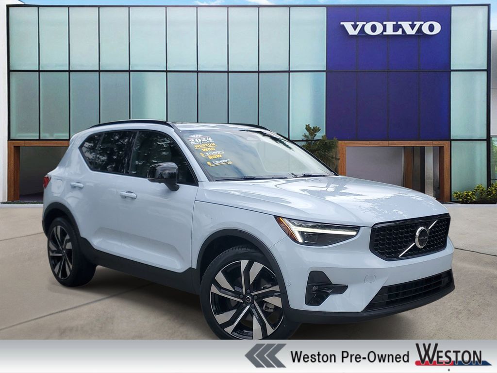 2024 Volvo XC40 B5 Plus Dark AWD's photo