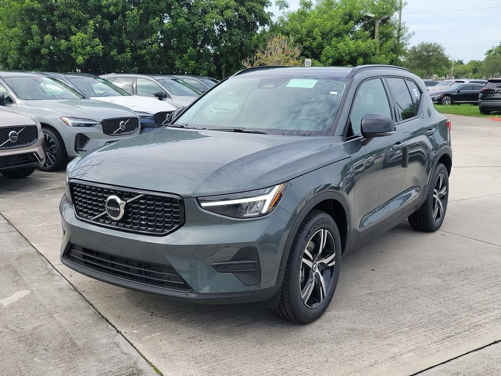 New 2026 Volvo XC40 B5 Core SUV