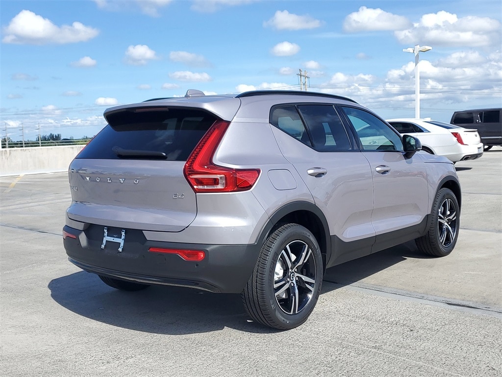 New 2026 Volvo XC40 B4 Core SUV