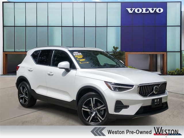 2025 Volvo XC40 B5 Core SUV