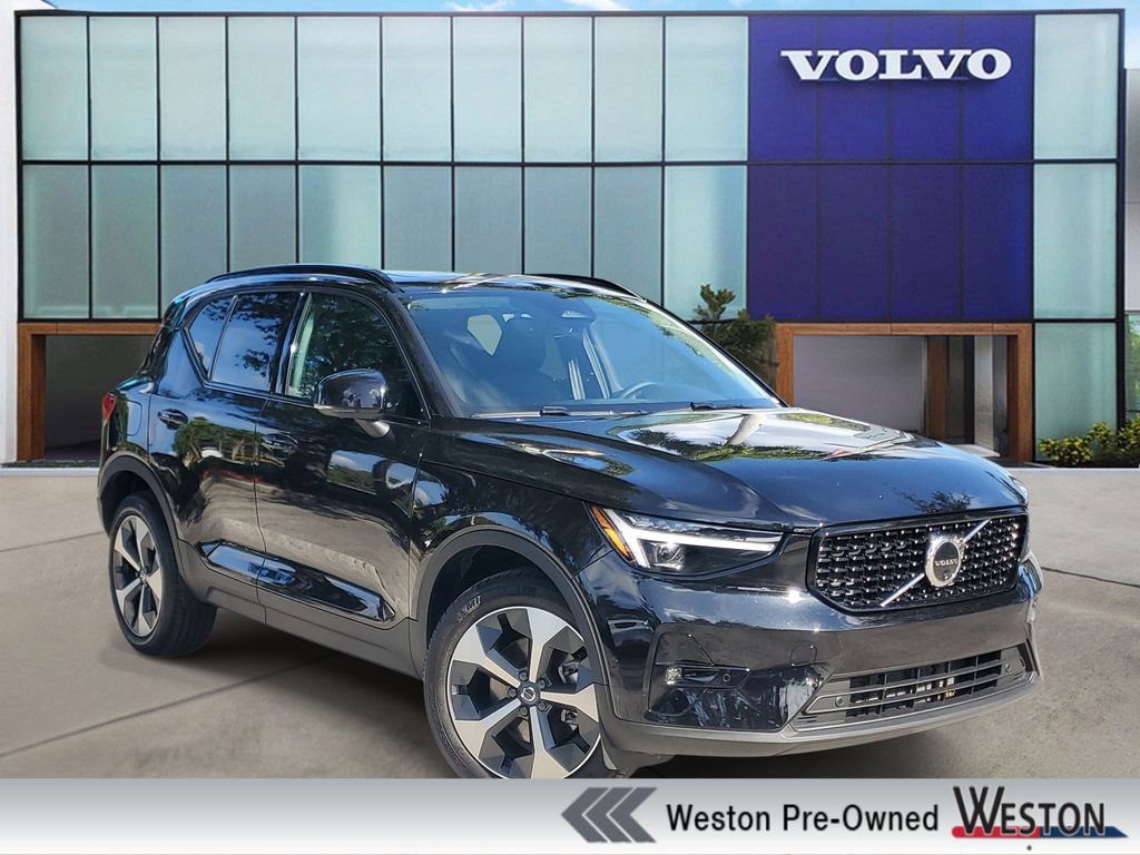 2026 Volvo XC40 B5 Plus Dark AWD's photo