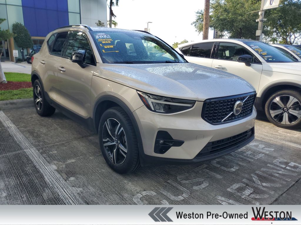 2023 Volvo XC40 B4 Plus Dark's photo